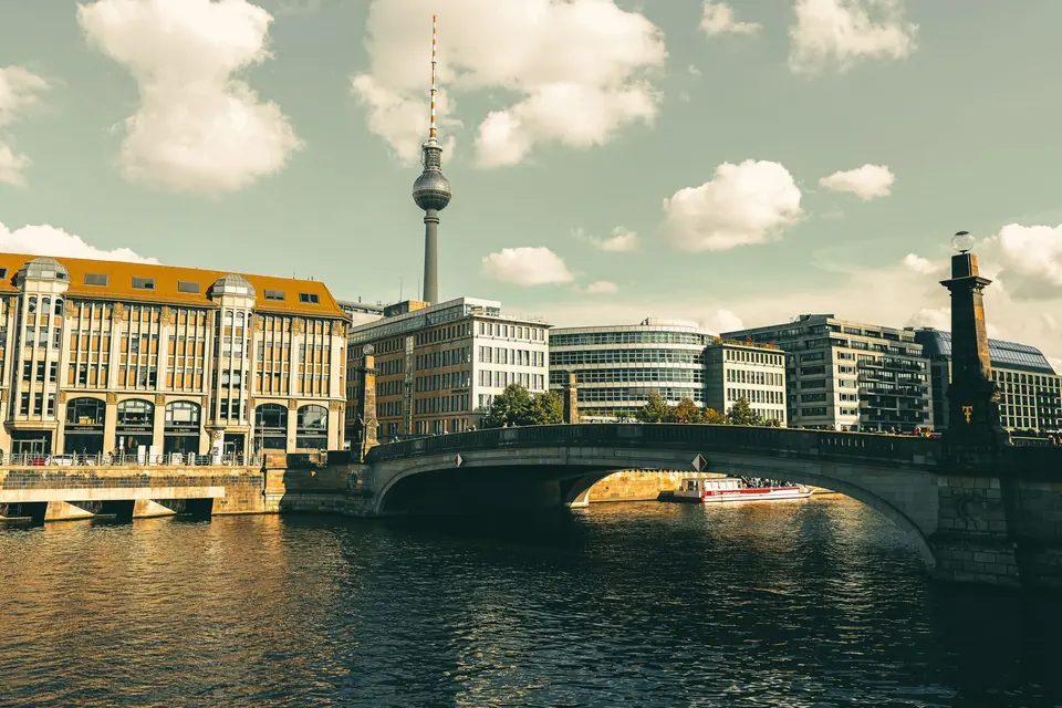 Entdecken Sie die atemberaubende Architektur Berlins und den ikonischen Fernsehturm von einer Uferperspektive.